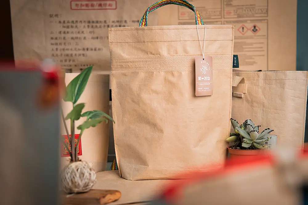 Chia Huang Circular Creative Kraft Paper Tote | Display Arrangement