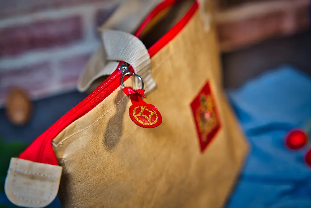 Chia Huang Circular Creative Kraft Paper Pouch | Zipper and Brand Logo Detail