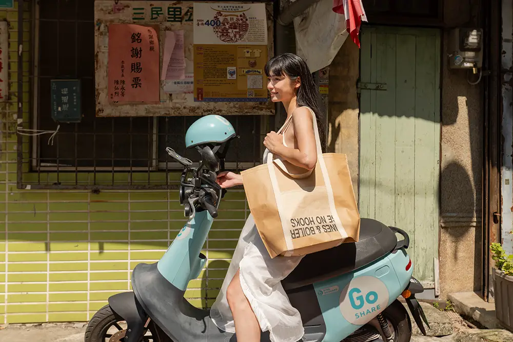Chia Huang Circular Creative Kraft Paper Tote Bag | Street Corner Shot